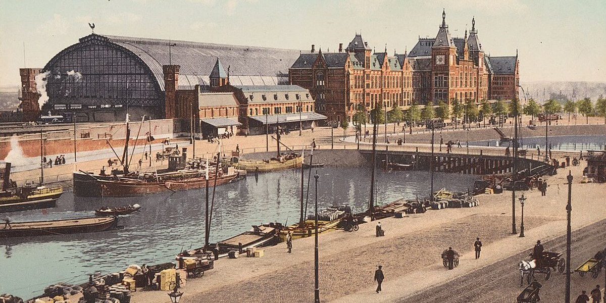 Het Centraal Station van Amsterdam rond 1900
